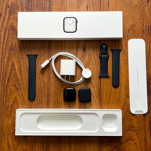 Apple 7 41mm watch. Was used a couple of times but was kept in great condition.